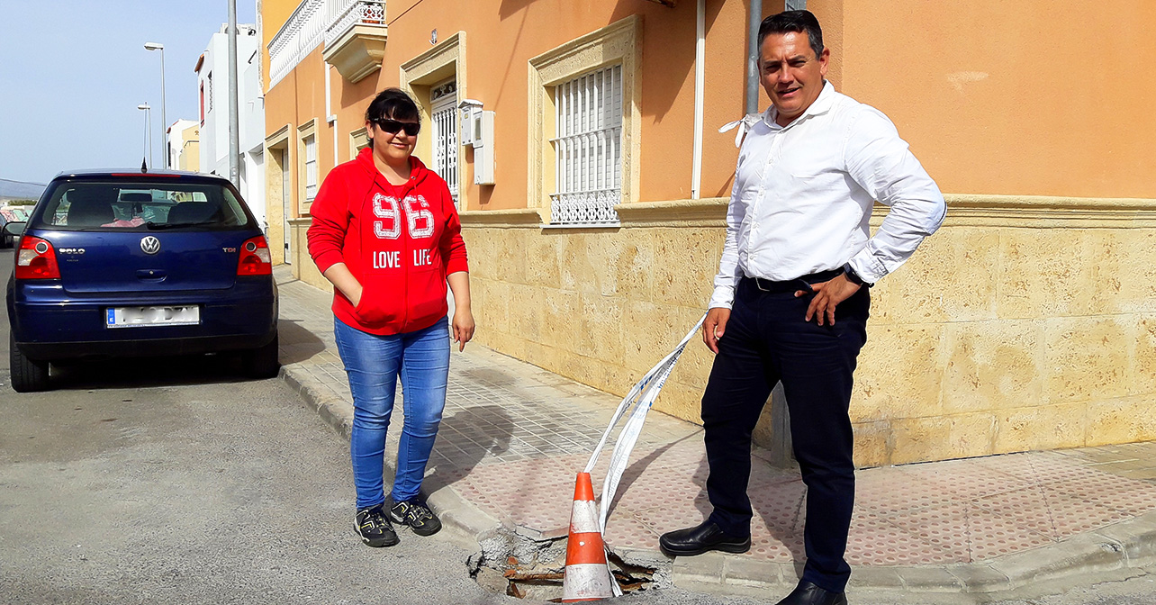Visita del concejal del PSOE en el Ayuntamiento de Almería, Indalecio Gutiérrez, a Loma Cabrera