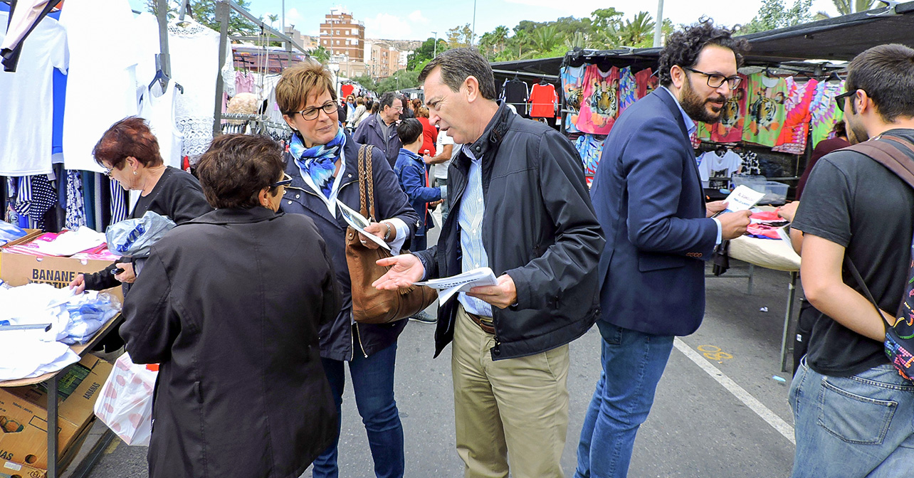 Reparto de material informativo entre los vecinos del barrio de Los Ángeles