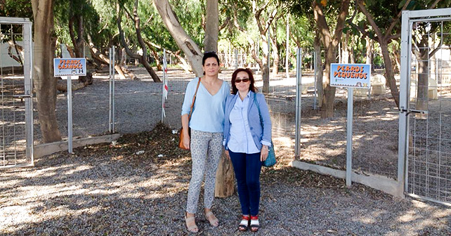 Las concejalas del PSOE en el Ayuntamiento de El Ejido, María del Mar Suero y Ángeles Carvajal, en el parque canino municipal