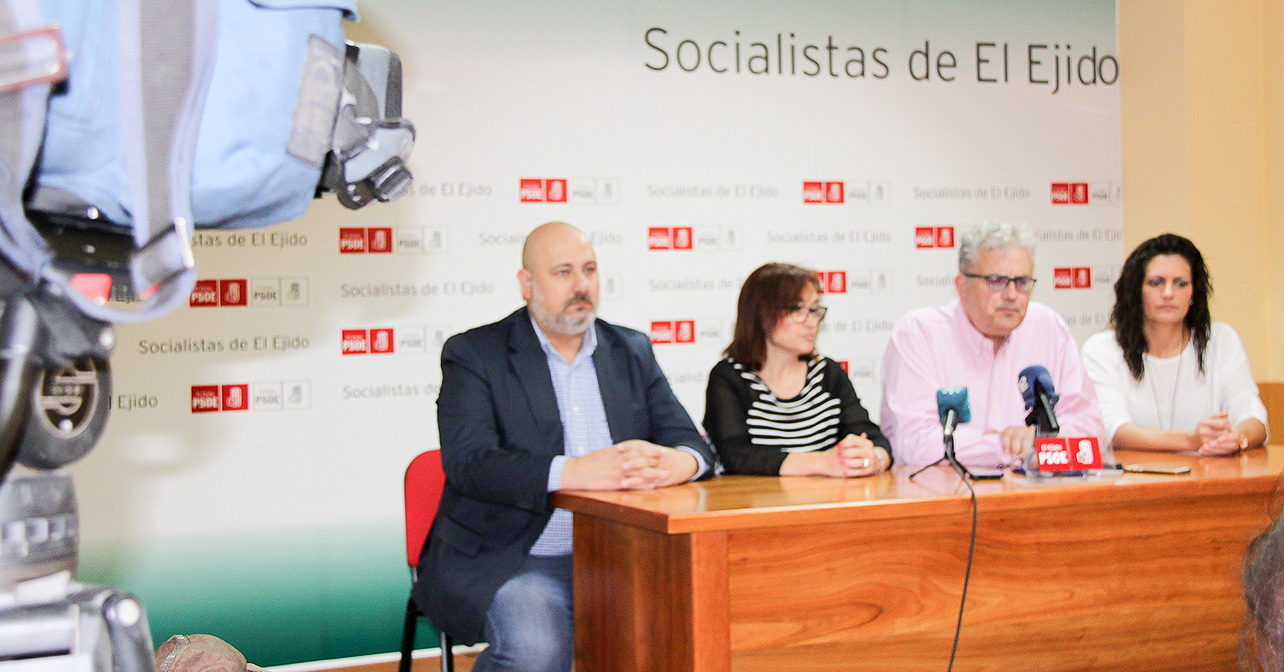 El portavoz del PSOE en el Ayuntamiento de El Ejido, Tomás Elorrieta, junto a los concejales, Juan José Callejón, Ángeles Carvajal y María del Mar Suero