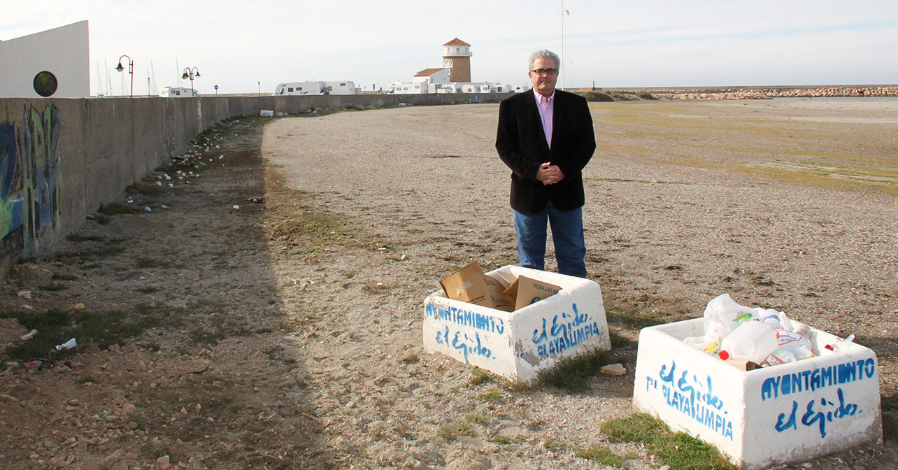 Tomás Elorrieta, en la playa de poniente de Almerimar