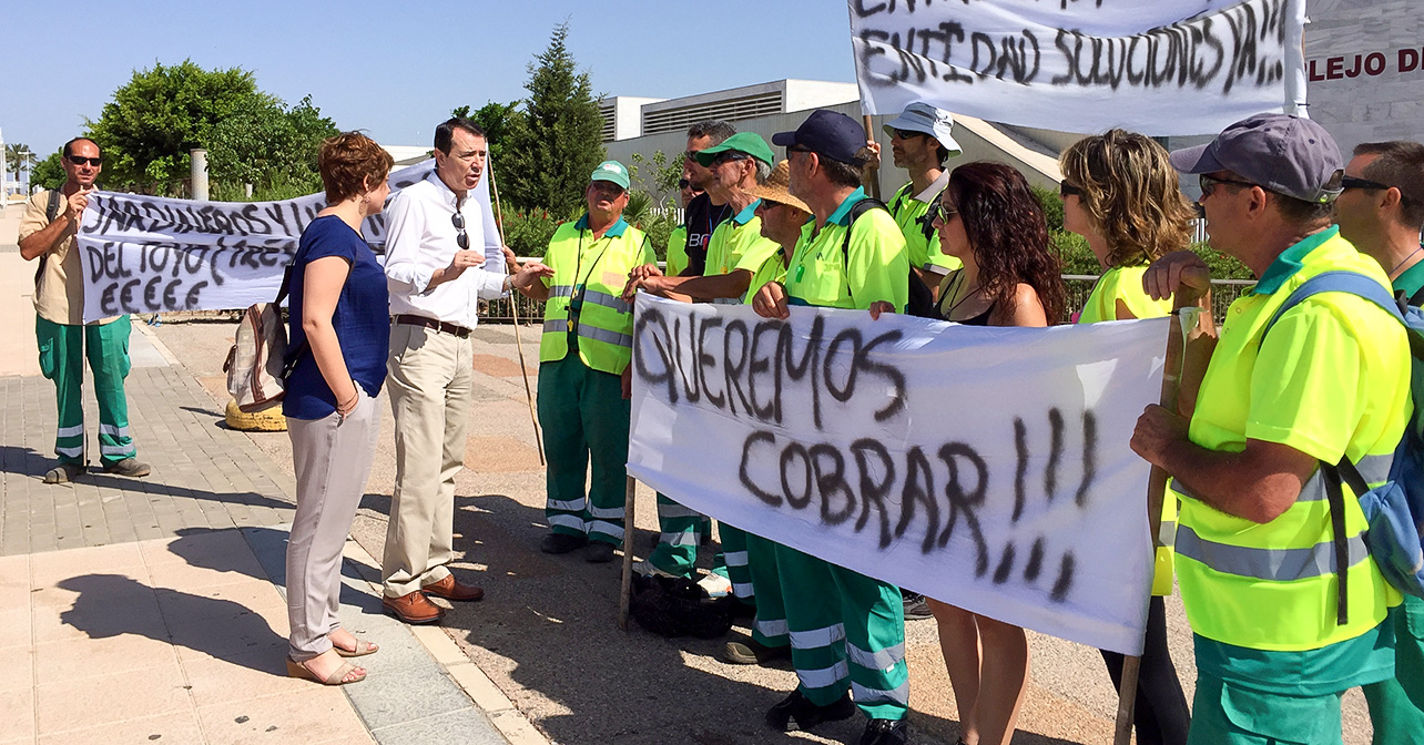 El portavoz del PSOE en el Ayuntamiento de Almería, Juan Carlos Pérez Navas, junto con la viceportavoz, Carmen Núñez, y trabajadores de la Entidad de Conservación de El Toyo