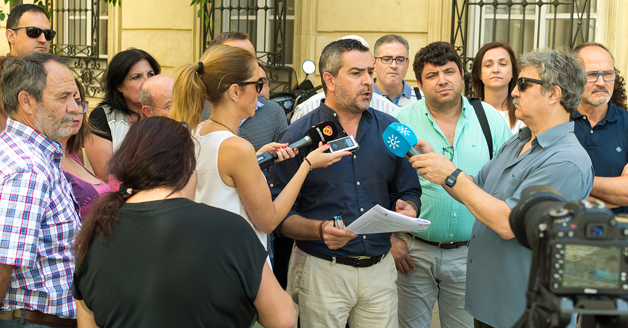 El portavoz del Grupo Socialista en la Diputación Provincial, Juan Antonio Lorenzo, acompañado de alcaldes, alcaldesas y ediles socialistas