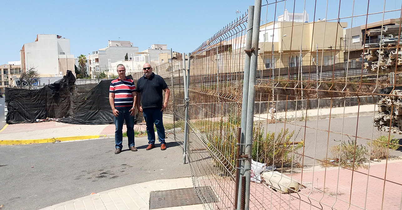 Los concejales del PSOE en el Ayuntamiento de El Ejido, Juan Godoy y Juan José Callejón, junto al 'hoyo de San Isidro'