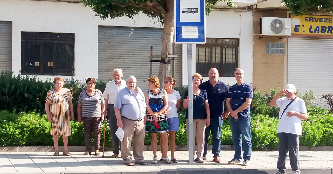 Los concejales del PSOE en el Ayuntamiento de El Ejido, Juan Godoy y Juan José Callejón, con vecinos del barrio de La Costa