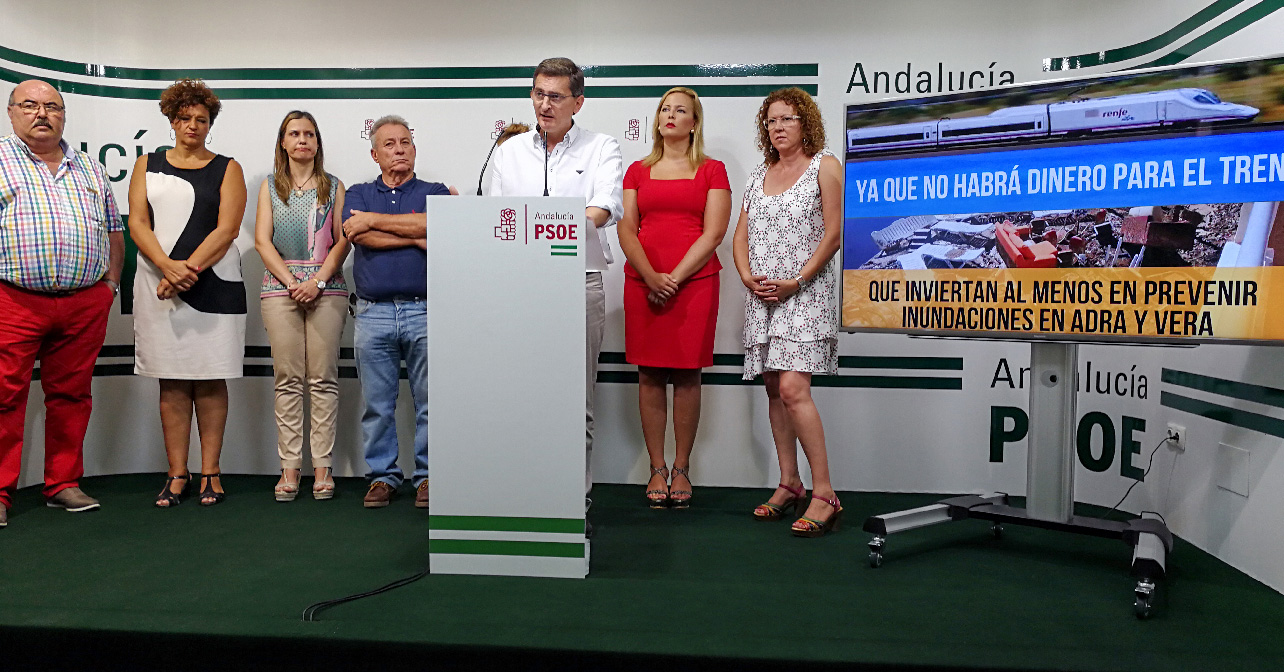 Rueda de prensa sobre infraestructuras hídricas que ha ofrecido el secretario general del PSOE de Almería, José Luis Sánchez Teruel