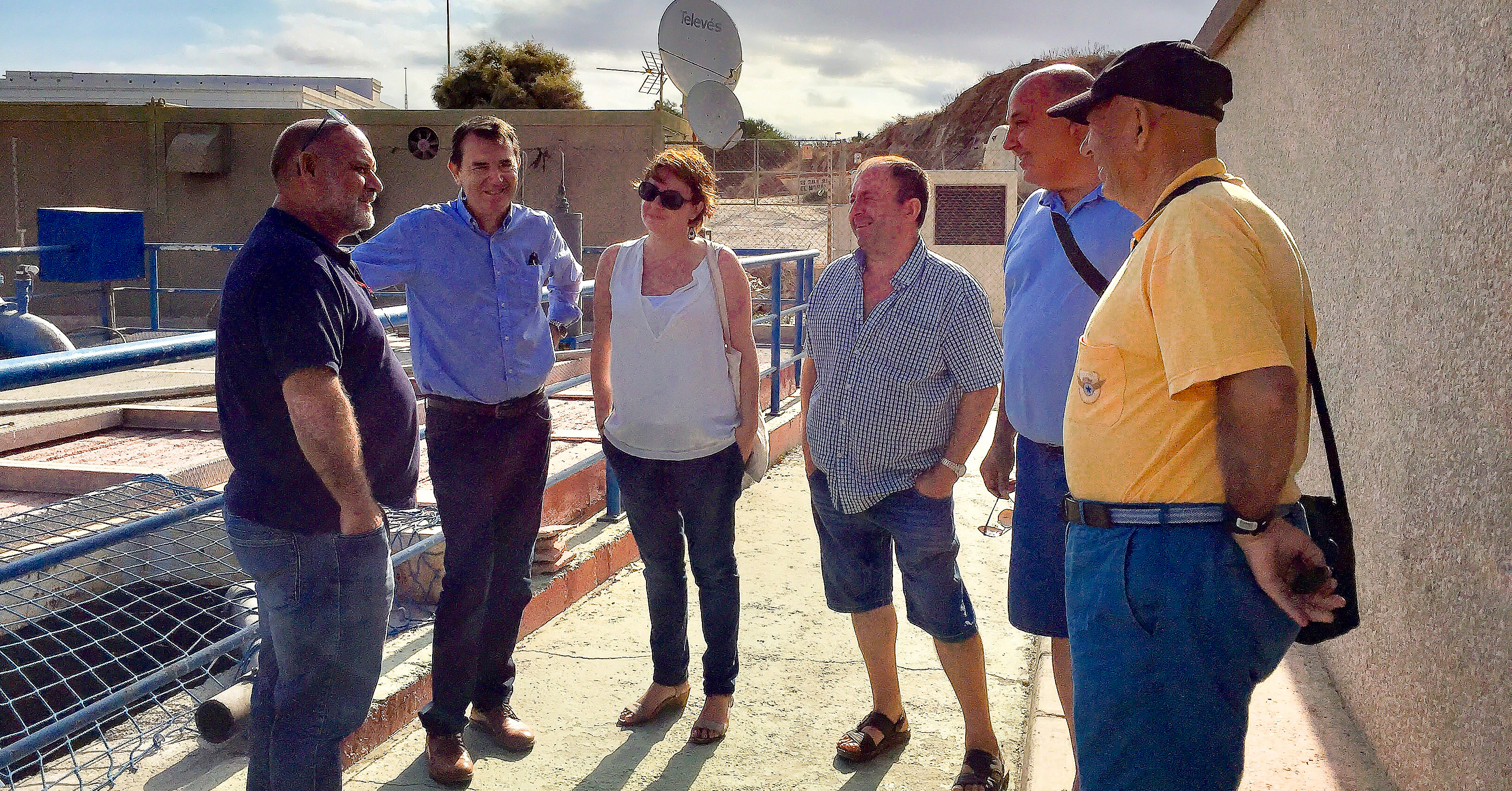 Visita del portavoz del PSOE en el Ayuntamiento de Almería, Juan Carlos Pérez Navas, a las obras que permiten la conexión de la desaladora para dar riego a los agricultores y regantes de Almería y Bajo Andarax