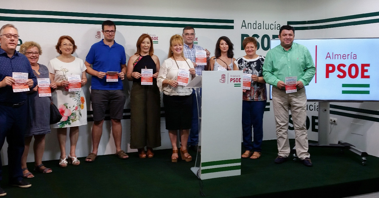 Rueda de prensa de la secretaria de Política Municipal e Institucional del PSOE de Almería, Adela Segura, junto a alcaldes, alcaldesas y ediles de la comarca de Nacimiento