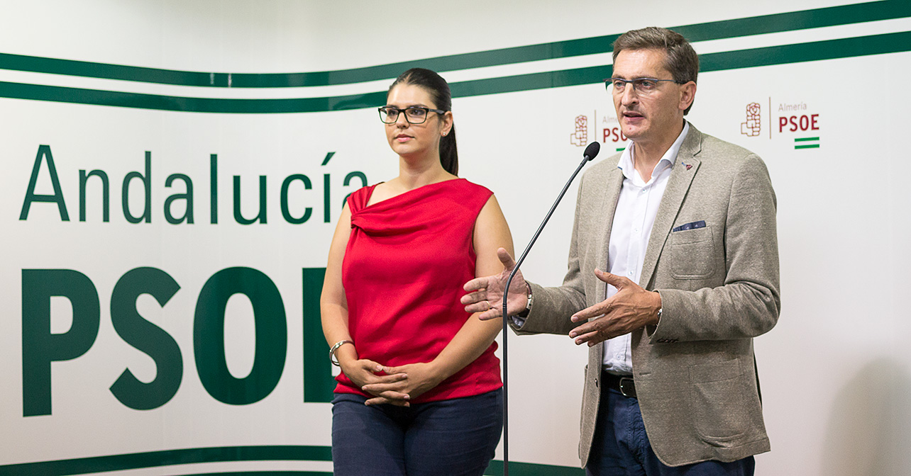 El secretario general del PSOE de Almería, José Luis Sánchez Teruel, junto a la parlamentaria andaluza, Noemí Cruz