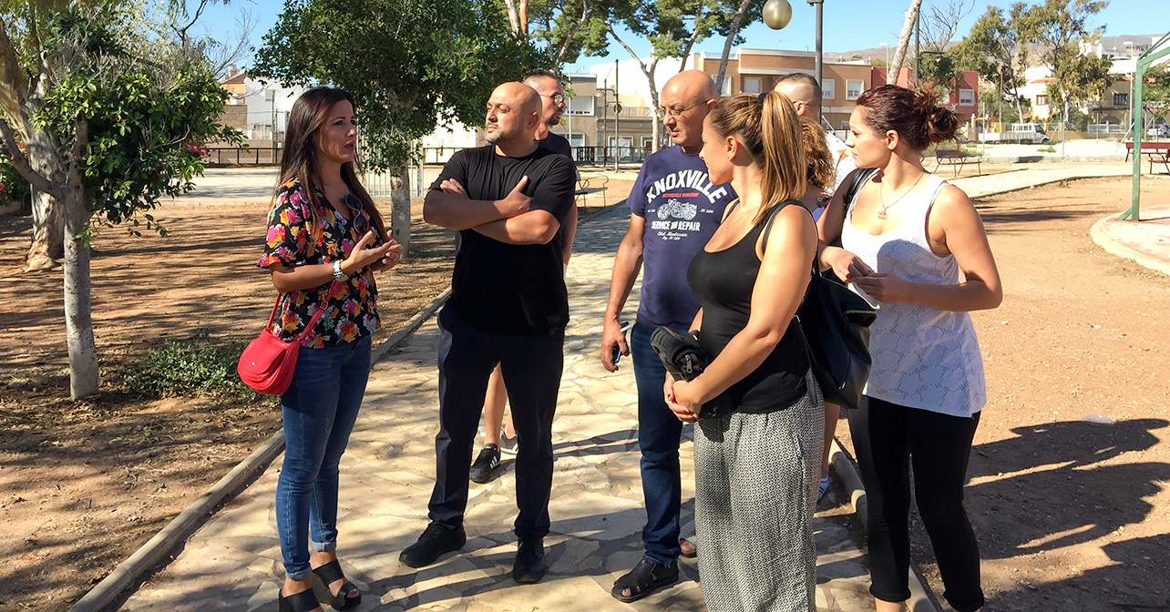 La concejala del PSOE en el Ayuntamiento de Almería, Inés Plaza, junto a vecinos de Villa María