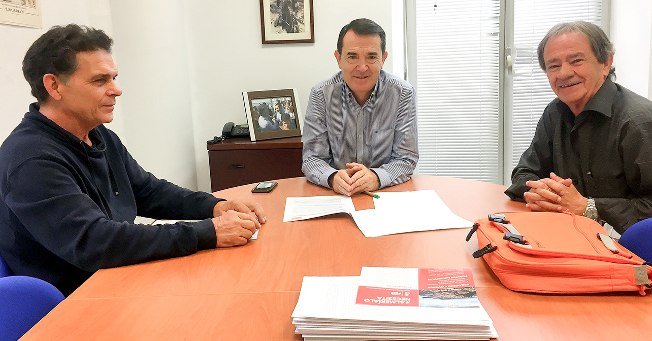 Reunión que ha mantenido el portavoz del PSOE en el Ayuntamiento de Almería, Juan Carlos Pérez Navas, con los responsables de la FAVA "Espejo del Mar"