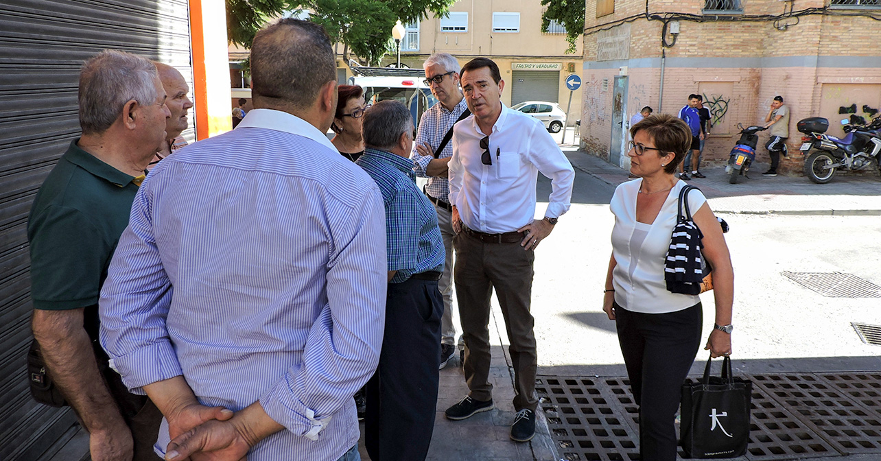 Visita del portavoz del PSOE en el Ayuntamiento de Almería, Juan Carlos Pérez Navas, acompañado de concejales socialistas al barrio de El Quemadero