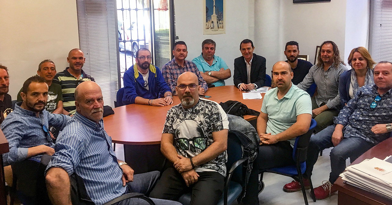 Reunión que ha mantenido el portavoz del PSOE en el Ayuntamiento de Almería, Juan Carlos Pérez Navas, con el comité de empresa de la limpieza viaria