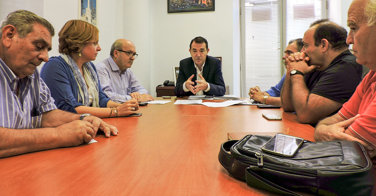El portavoz del PSOE en el Ayuntamiento de Almería, Juan Carlos Pérez Navas, con responsables de la Federación de Asociaciones de Vecinos 'Argar'