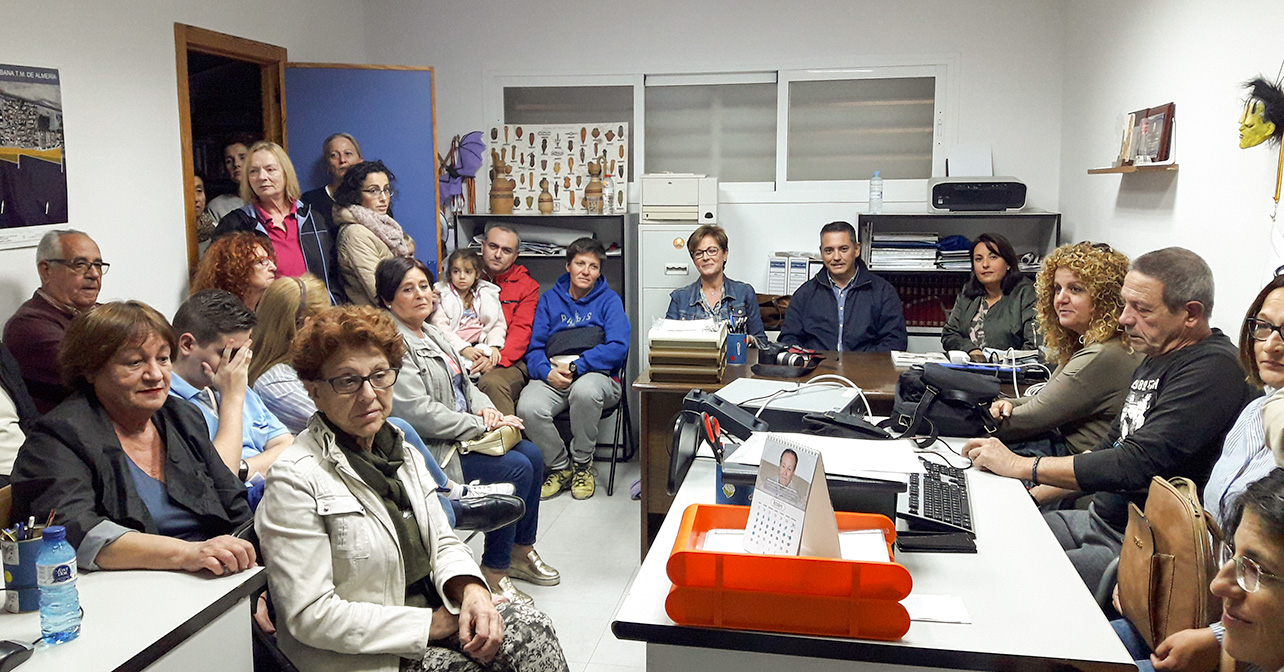 Reunión mantenida por los concejales del PSOE en el Ayuntamiento de Almería, Indalecio Gutiérrez y Adriana Valverde, con los vecinos de Costacabana