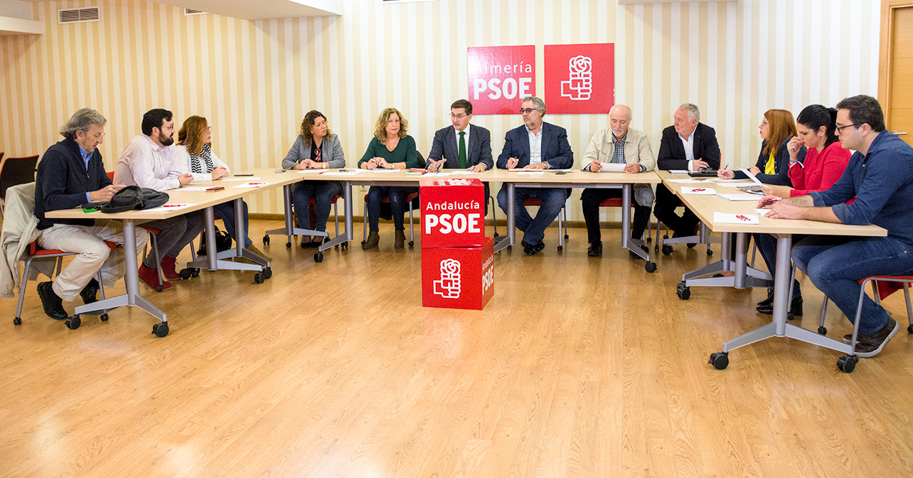Reunión del secretario general del PSOE de Almería, José Luis Sánchez Teruel, con miembros de la Mesa del Ferrocarril