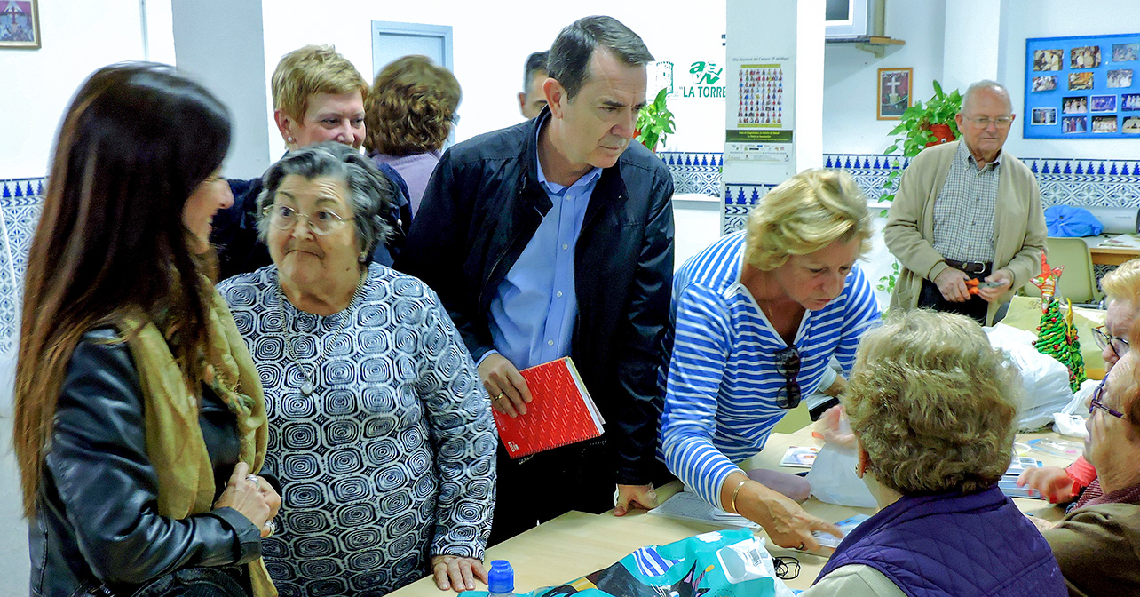 Visita realizada por el portavoz del PSOE en el Ayuntamiento de Almería, Juan Carlos Pérez Navas, y concejales del Grupo Socialista al barrio de Torrecárdenas