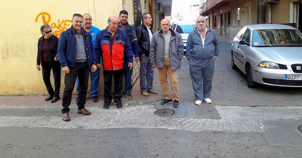 El concejal del PSOE en el Ayuntamiento de Almería, Indalecio Gutiérrez, junto a vecinos de Piedras Redondas