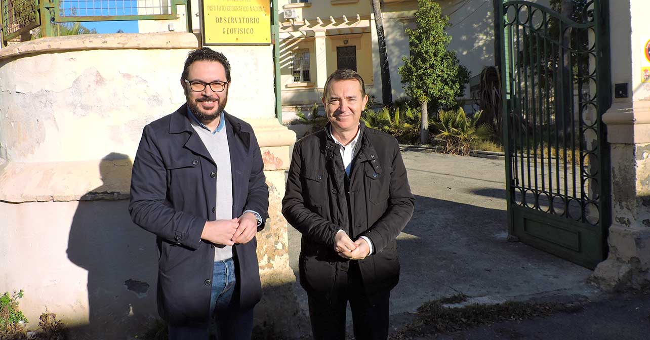 El portavoz del PSOE en el Ayuntamiento de Almería, Juan Carlos Pérez Navas, junto al concejal Cristóbal Díaz, en el Observatorio Geofísico