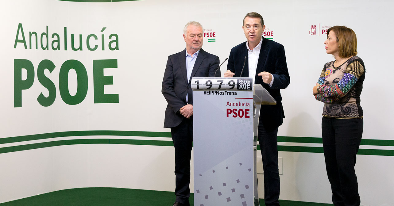 Rueda de prensa que han ofrecido el senador del PSOE de Almería, Juan Carlos Pérez Navas, y los diputados nacionales Sonia Ferrer y Juan Jiménez