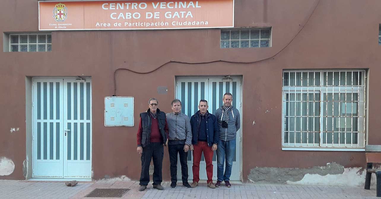 El concejal del PSOE en el Ayuntamiento de Almería, Indalecio Gutiérrez, junto a vecinos en el centro de Cabo de Gata