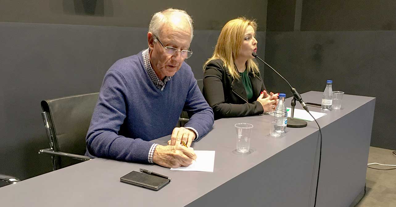 Juan Callejón, Presidente del PSOE de Almería, junto a la secretaria general del PSOE de Adra, Teresa Piqueras, en el acto del PSOE de Adra en conmemoración del 4D