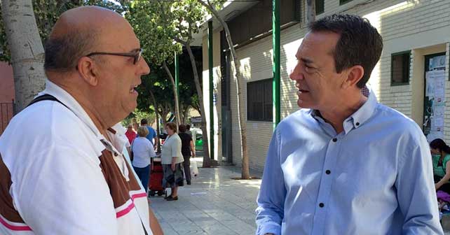 El portavoz del PSOE de Almería, Juan Carlos Pérez Navas, junto a un vecino de Los Ángeles
