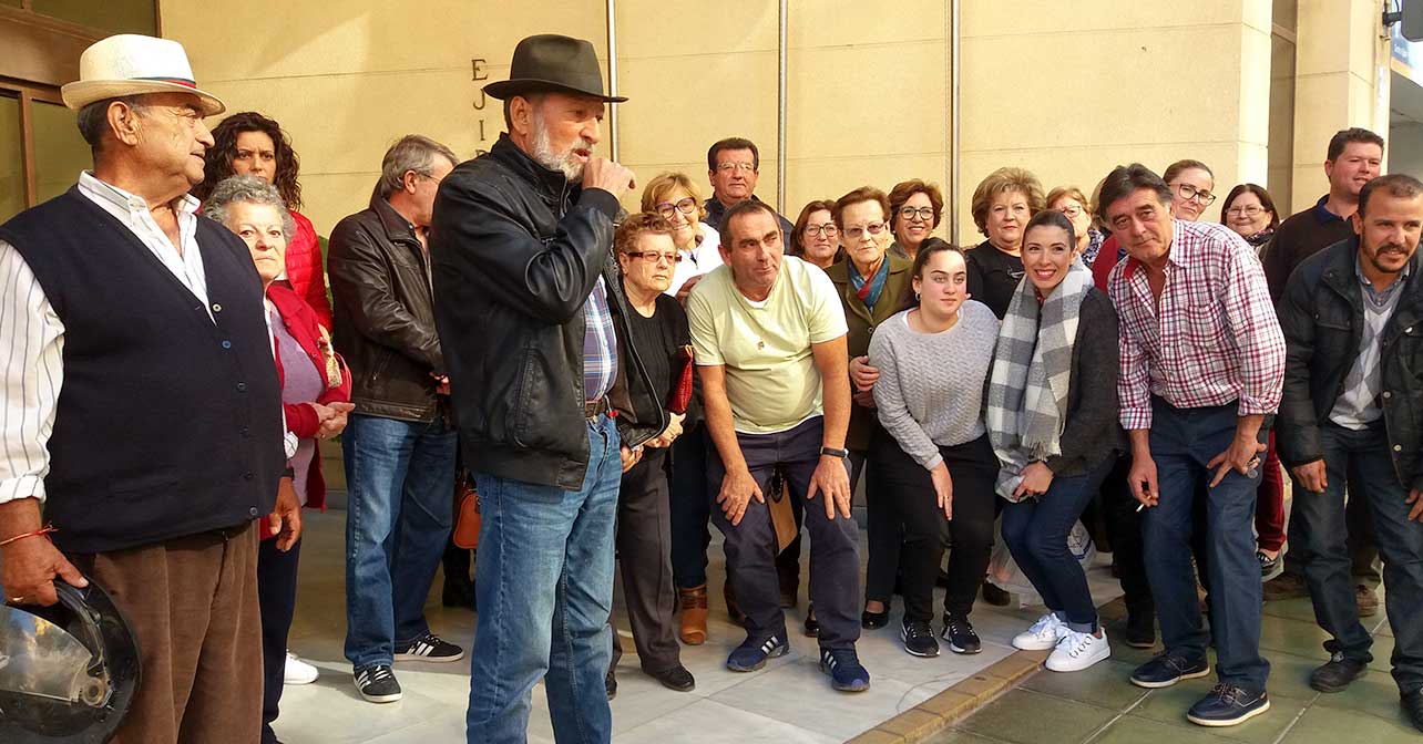 Concejales del PSOE junto a vecinos en el Ayuntamiento de El Ejido