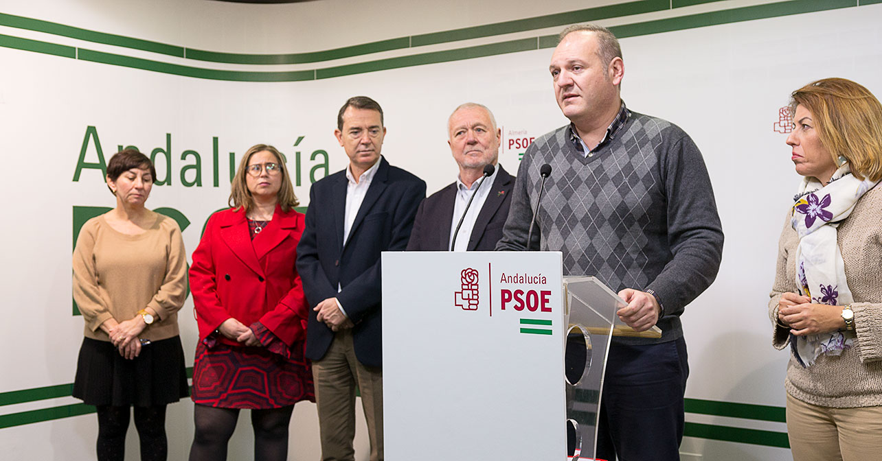 Rueda de prensa que han ofrecido el diputado nacional del PSOE de Almería Juan Jiménez y el alcalde de Cuevas del Almanzora, Antonio Fernández Liria