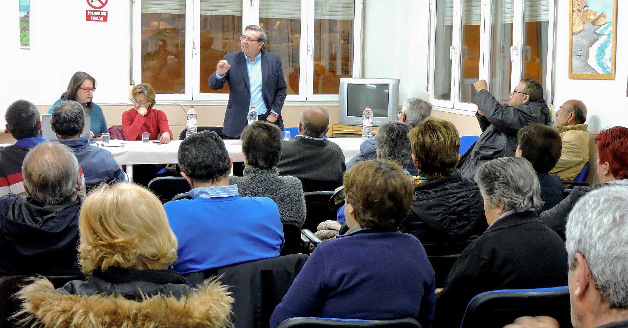 El secretario general del PSOE de Almería capital, Fernando Martínez, acompañado por la vicesecretaria general de Coordinación Territorial del PSOE de la capital, Lidia Compadre, y la responsable de distrito, Pilar Veguillas, se dirige a los vecinos que participaron en la asamblea