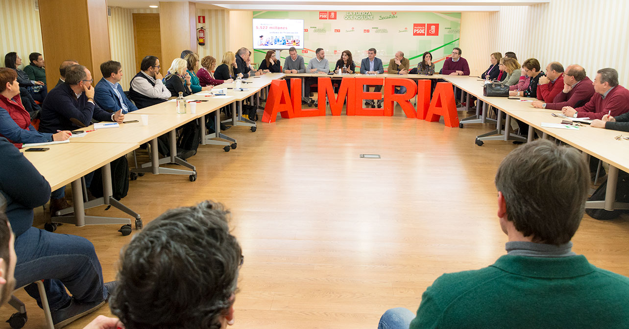Reunión que ha mantenido la consejera de Hacienda de la Junta de Andalucía, María Jesús Montero, con miembros del PSOE de Almería