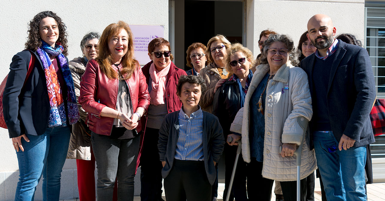Visita de la portavoz del PSOE en la Comisión de Igualdad y Políticas Sociales del Parlamento de Andalucía, Soledad Pérez, a la Asociación Almeriense para la Promoción de la Mujer con Discapacidad (LUNA)