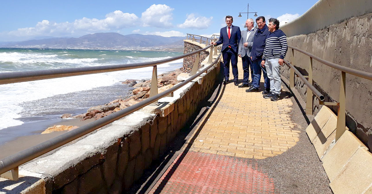 Visita de representantes socialistas a las playas de El Ejido