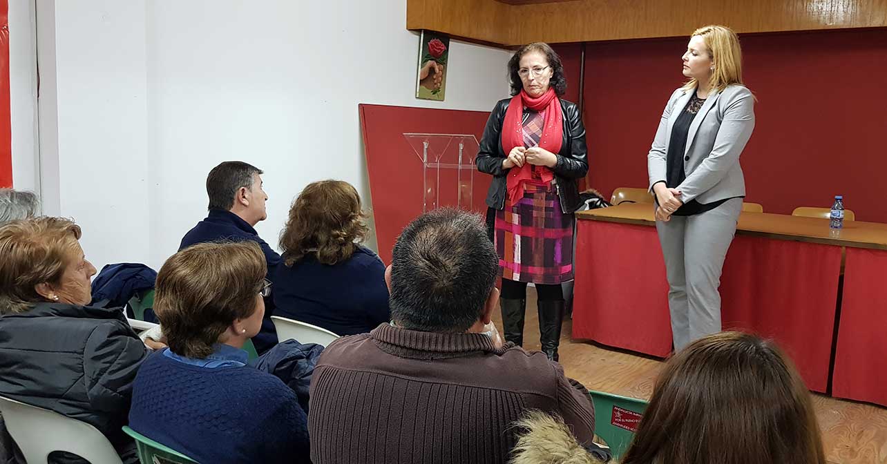 Gracia Fernández, delegada del Gobierno de la Junta de Andalucía en Almería junto con la secretaria general del PSOE de Adra, Teresa Piqueras