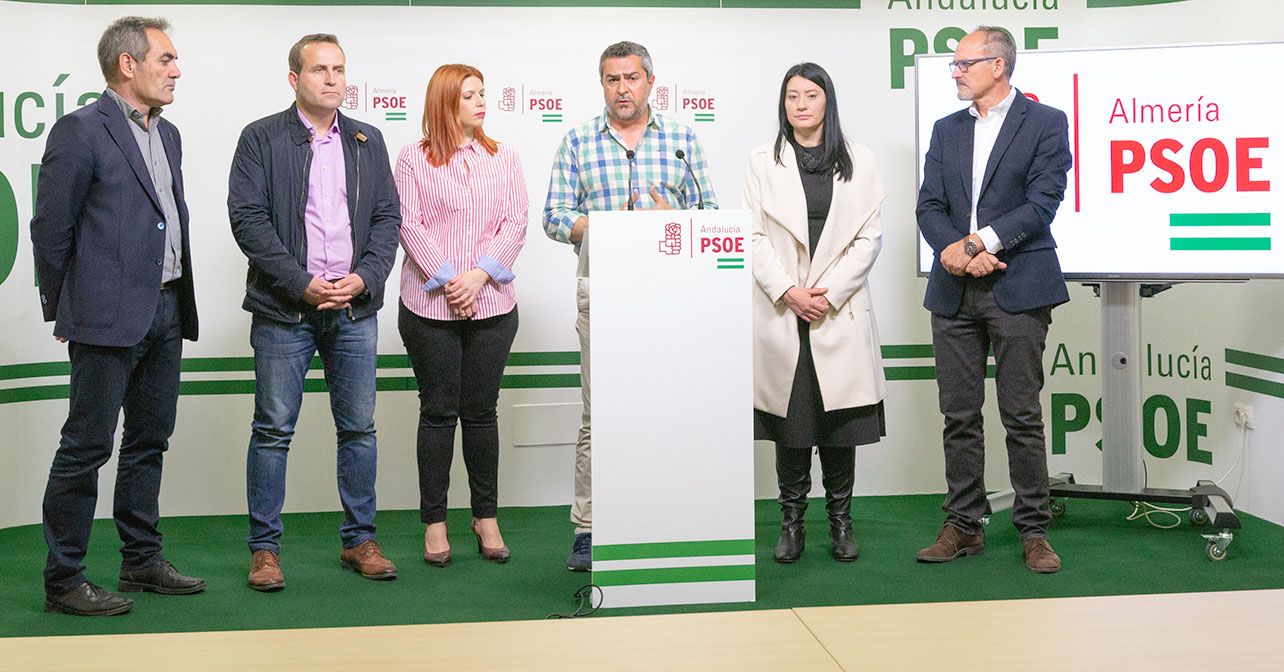 Rueda de prensa que ha ofrecido el portavoz del PSOE en la Diputación de Almería, Juan Antonio Lorenzo, acompañado por diputados provinciales