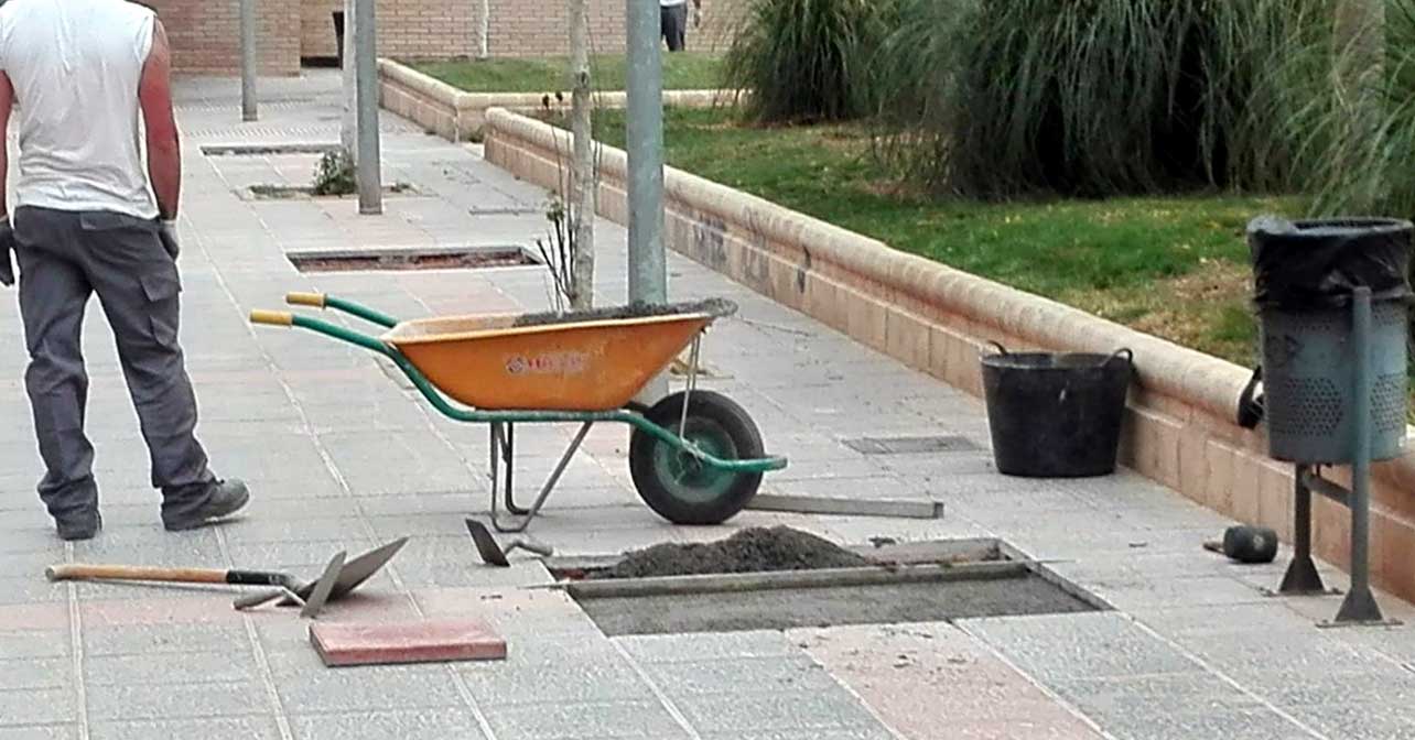 Sellado de alcorques en el Parque Gloria Fuentes