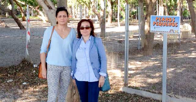 Las concejalas socialistas ejidenses María del Mar Suero y Ángeles Carvajal, en el parque canino municipal