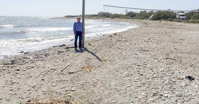 Ramon Luque, presidente de la junta local de Matagorda-Guardias Viejas, en la playa de Guardias Viejas