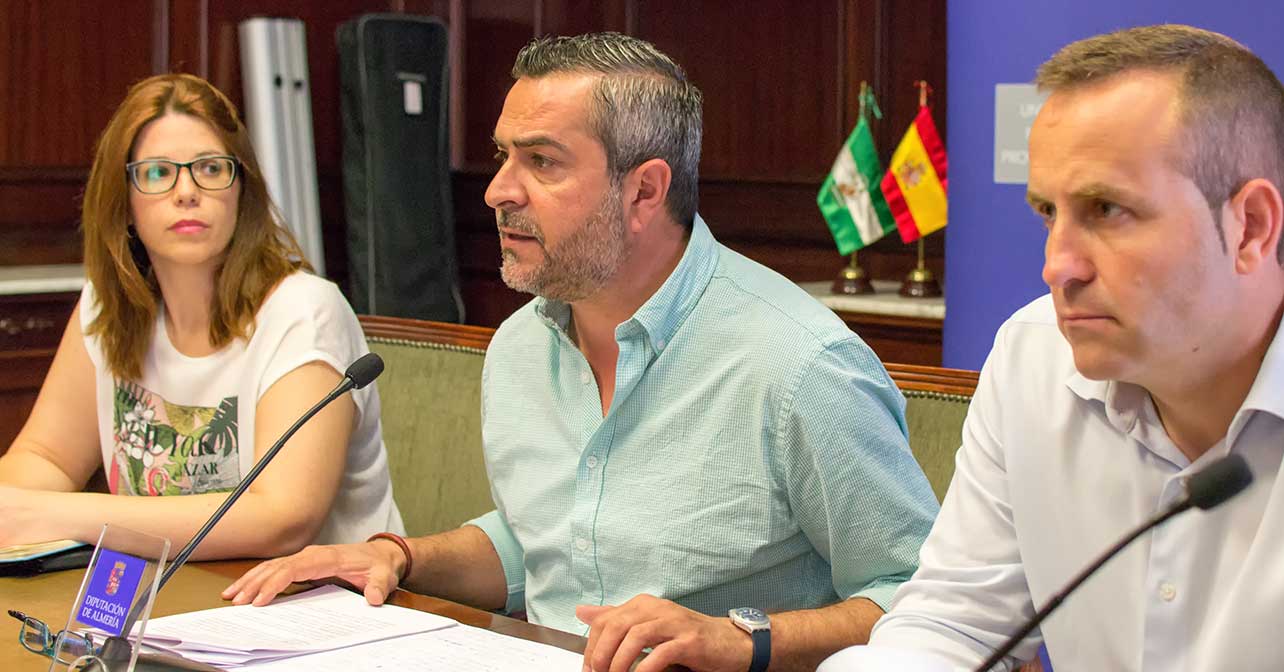El protavoz del PSOE en la Diputación de Almería, Juan Antonio Lorenzo, junto a los diputados, Ángeles Castillo y Domingo Ramos