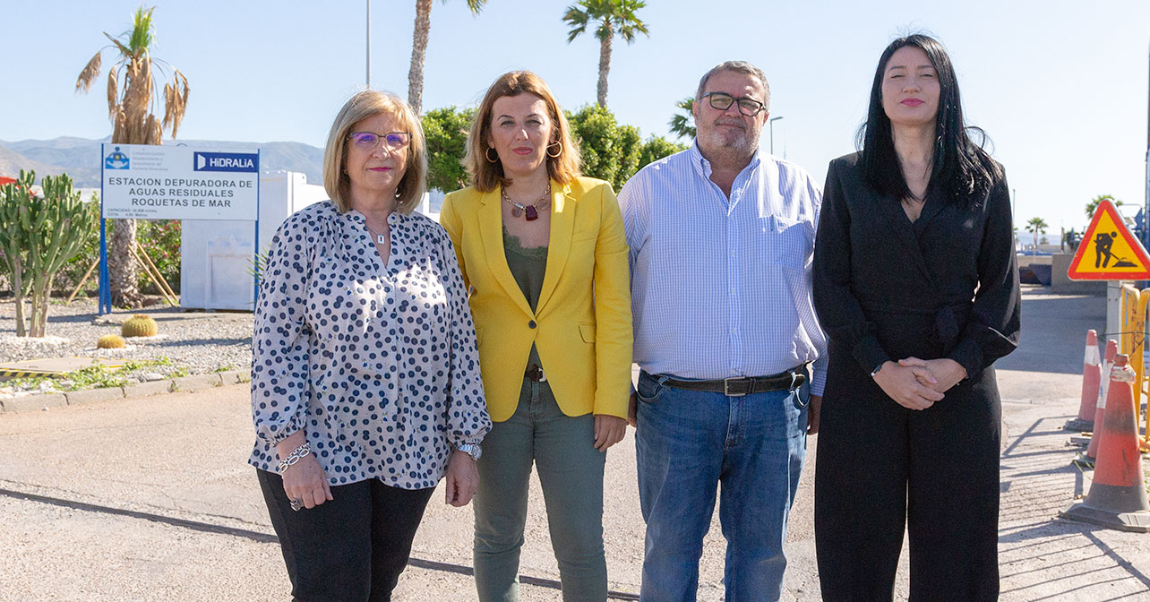 La diputada nacional del PSOE de Almería, Sonia Ferrer, y concejales socialistas en el Ayuntamiento roquetero, encabezados por su portavoz, Manolo García, junto a la depuradora de Roquetas de Mar