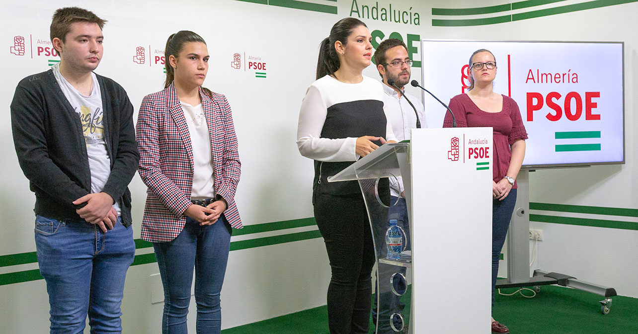 Rueda de prensa sobre la Ley de Juventud que han ofrecido la parlamentaria andaluza socialista, Noemí Cruz, y el secretario general de Juventudes Socialistas de Almería, Juan Francisco Garrido