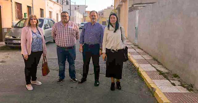 El portavoz del PSOE en el Ayuntamiento de Roquetas de Mar, Manolo García, junto a concejales socialistas en el Barrio Bajo