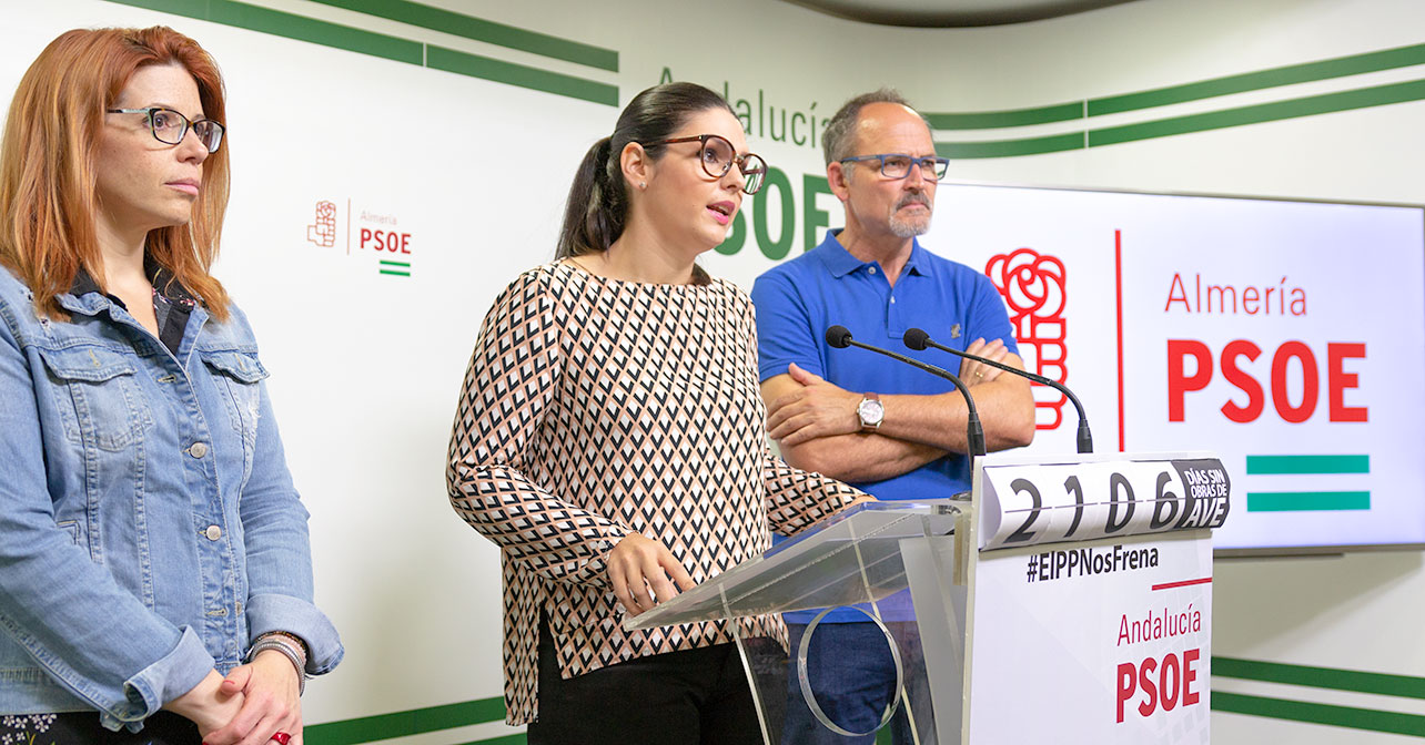 Rueda de prensa que ha ofrecido la parlamentaria andaluza del PSOE de Almería, Noemí Cruz, sobre la futura ley de caminos rurales