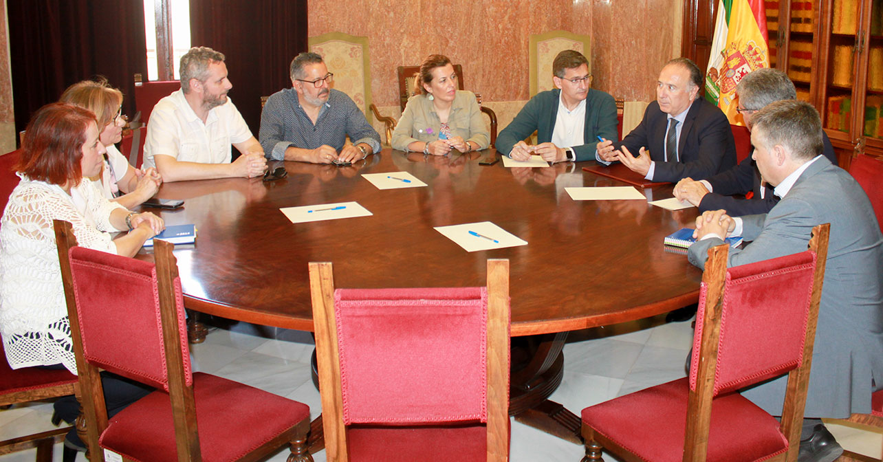 Reunión que han mantenido los responsables provinciales de PSOE, UGT y CCOO con el subdelegado del Gobierno