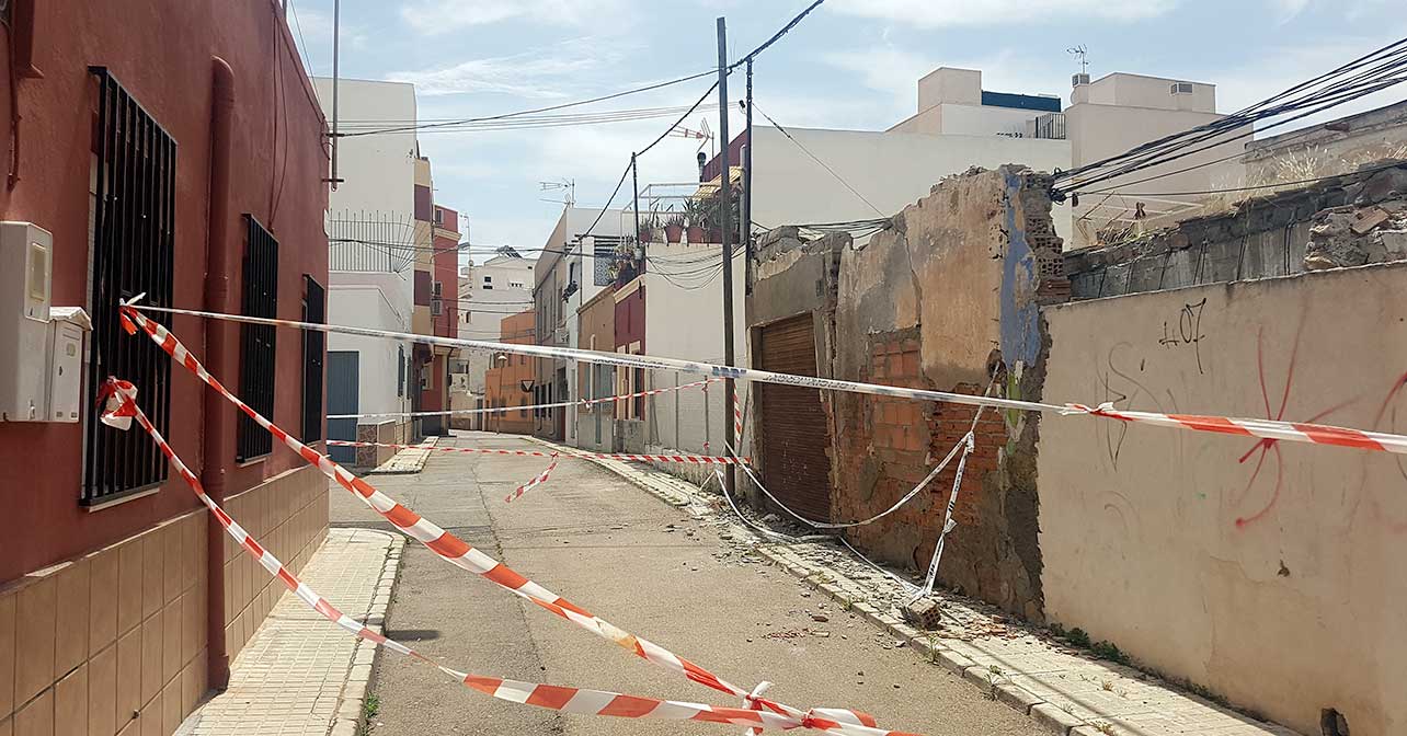 Inminente desplome de unas cocheras abandonadas en El Diezmo