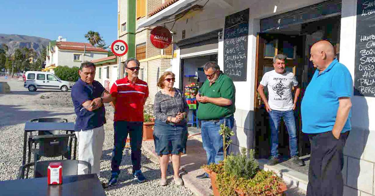 Visita realizada por el portavoz socialista, Manolo García, y varios concejales a la las obras en la Avenida Torrequebrada de Aguadulce