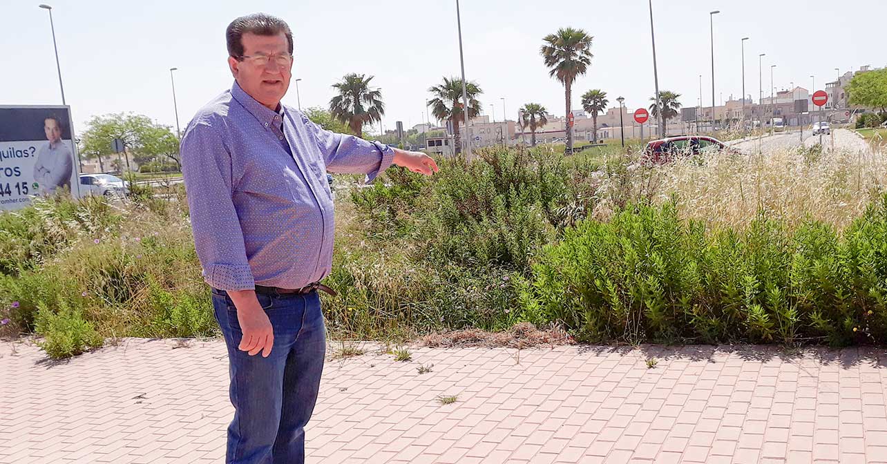 José Miguel Alarcón, junto a un solar invadido por la vegetación