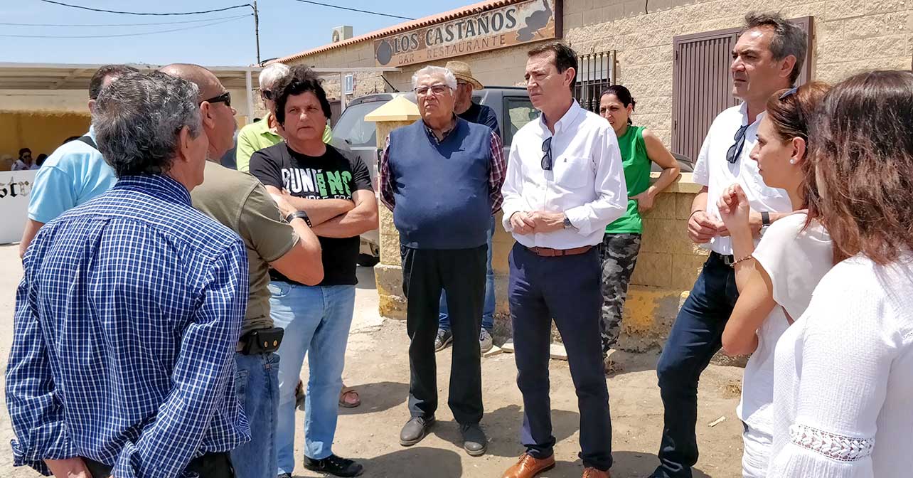 Pérez Navas con un grupo de vecinos de Llano Hundido, que llevan desde 2017 reclamando mayor seguridad para evitar el actual peligro para las personas en la Al 3114