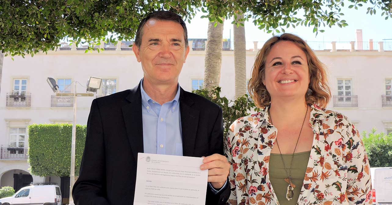 El portavoz del PSOE en el Ayuntamiento de Almería, Juan Carlos Pérez Navas, junto a la viceportavoz, Carmen Núñez