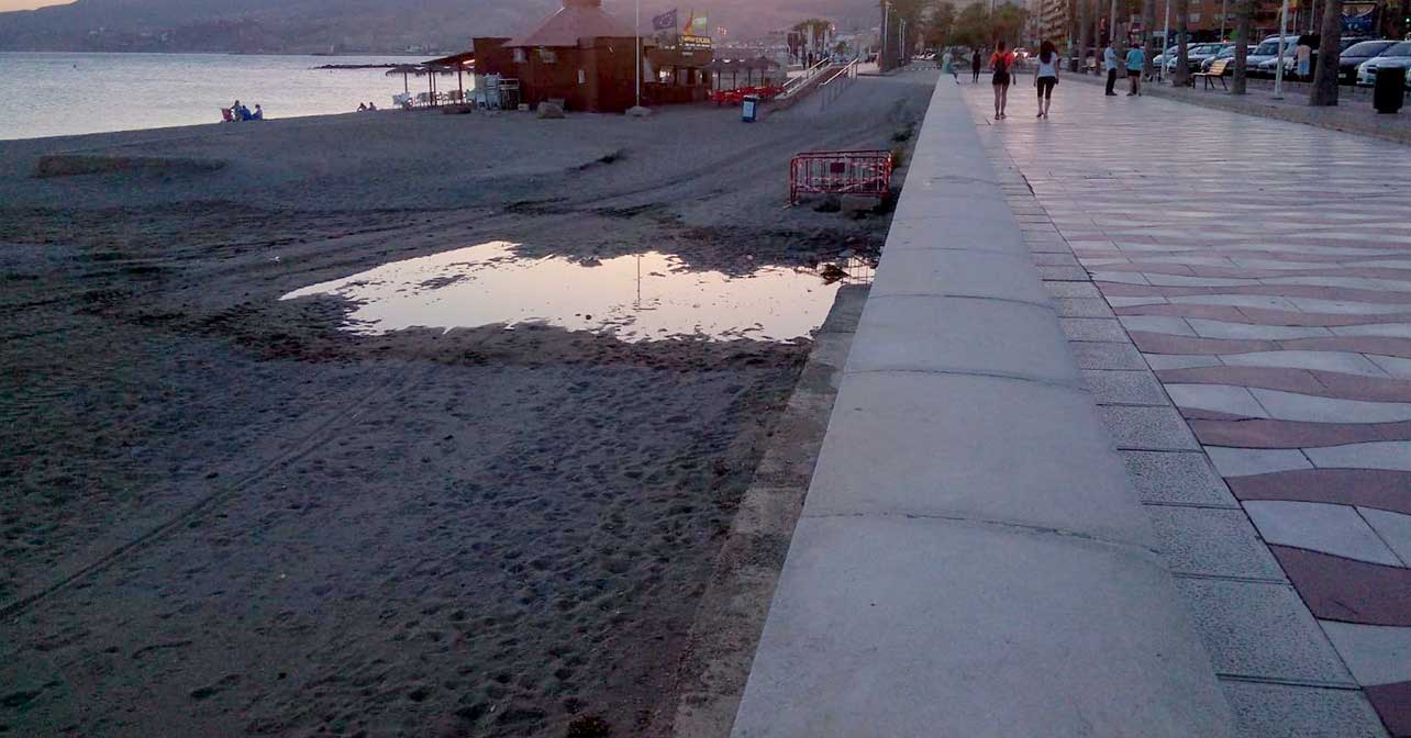 Aguas estancadas en la playa de El Zapillo